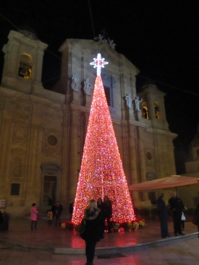 Weihnachtsbaum vor der Parrocchia San Tommaso di Canterbury Chiesa Madre